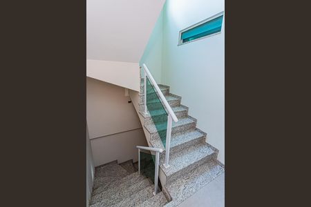 Casa à venda com 181m², 3 quartos e 4 vagasEscada