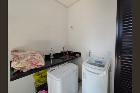 Casa de condomínio à venda com 255m², 3 quartos e 4 vagasFoto 01