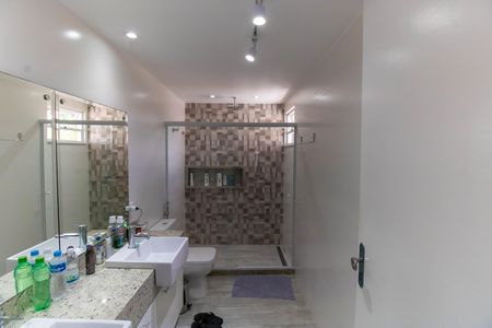 Casa à venda com 296m², 5 quartos e 4 vagasBanheiro da Suíte 1