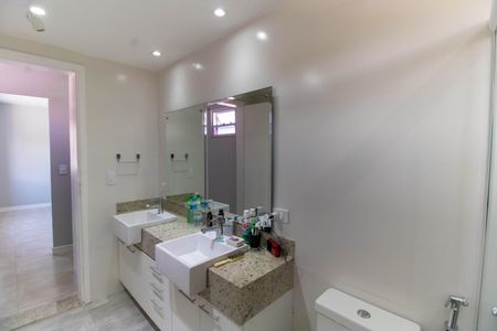 Casa à venda com 296m², 5 quartos e 4 vagasBanheiro da Suíte 1