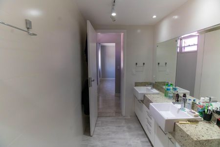 Casa à venda com 296m², 5 quartos e 4 vagasBanheiro da Suíte 1
