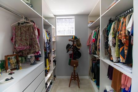 Casa à venda com 296m², 5 quartos e 4 vagasCloset da suíte 2