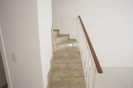 Casa à venda com 116m², 4 quartos e 2 vagasEscada