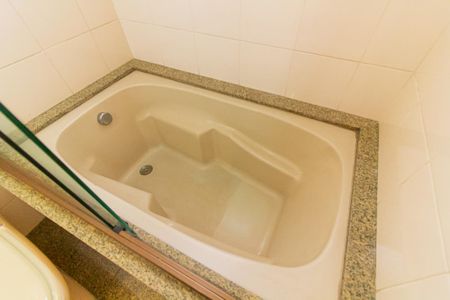 Apartamento à venda com 180m², 4 quartos e 3 vagas Apartamento à venda com 180m², 4 quartos e 3 vagasBanheiro da Suíte 2