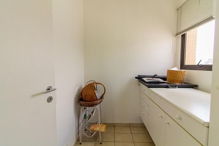 Apartamento à venda com 180m², 4 quartos e 3 vagas Apartamento à venda com 180m², 4 quartos e 3 vagasQuarto de Serviço