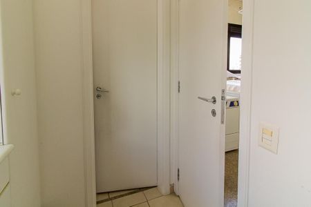 Apartamento à venda com 180m², 4 quartos e 3 vagas Apartamento à venda com 180m², 4 quartos e 3 vagasQuarto de Serviço