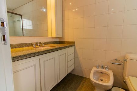 Apartamento à venda com 180m², 4 quartos e 3 vagas Apartamento à venda com 180m², 4 quartos e 3 vagasBanheiro da Suíte 2