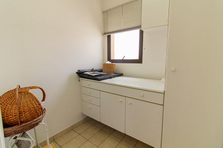 Apartamento à venda com 180m², 4 quartos e 3 vagas Apartamento à venda com 180m², 4 quartos e 3 vagasQuarto de Serviço