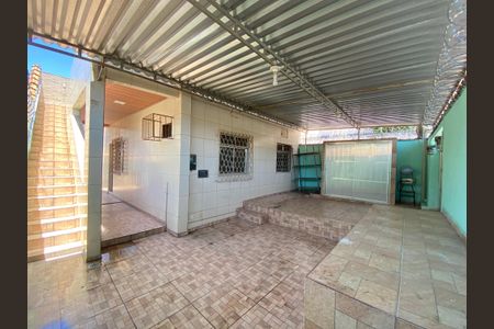 Casa à venda com 250m², 4 quartos e 1 vaga Casa à venda com 250m², 4 quartos e 1 vagaGaragem