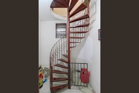 Casa à venda com 210m², 3 quartos e 2 vagas Casa à venda com 210m², 3 quartos e 2 vagasEscada