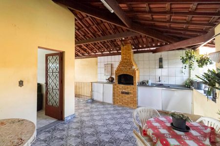 Casa à venda com 210m², 3 quartos e 2 vagas Casa à venda com 210m², 3 quartos e 2 vagasTerraço