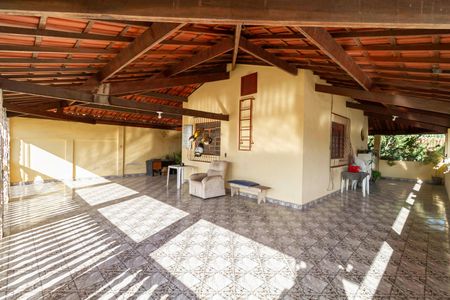 Casa à venda com 210m², 3 quartos e 2 vagas Casa à venda com 210m², 3 quartos e 2 vagasTerraço