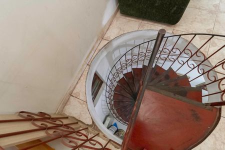 Casa à venda com 210m², 3 quartos e 2 vagas Casa à venda com 210m², 3 quartos e 2 vagasEscada