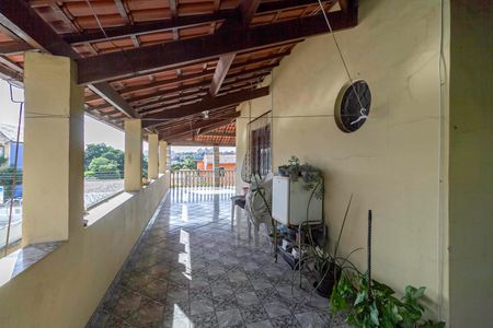 Casa à venda com 210m², 3 quartos e 2 vagas Casa à venda com 210m², 3 quartos e 2 vagasTerraço