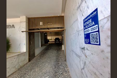Apartamento à venda com 250m², 2 quartos e 1 vagaFachada com cartaz QA
