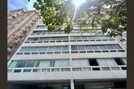 Apartamento à venda com 250m², 2 quartos e 1 vagaFachada com cartaz QA
