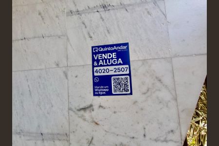 Apartamento à venda com 250m², 2 quartos e 1 vagaFachada com cartaz QA