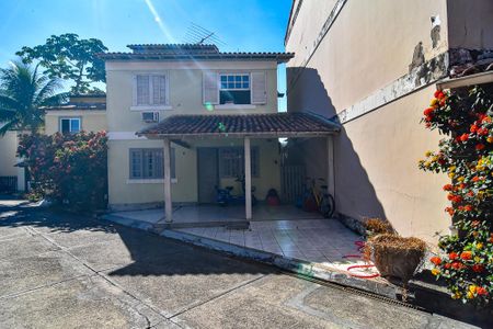 Casa de condomínio à venda com 138m², 3 quartos e 1 vaga Casa de condomínio à venda com 138m², 3 quartos e 1 vagaEntrada