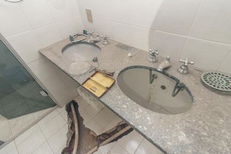 Apartamento à venda com 220m², 4 quartos e 4 vagasBanheiro 2 - Suíte