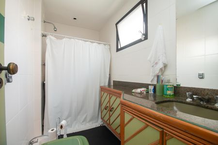 Apartamento à venda com 240m², 3 quartos e 3 vagasBanheiro 1