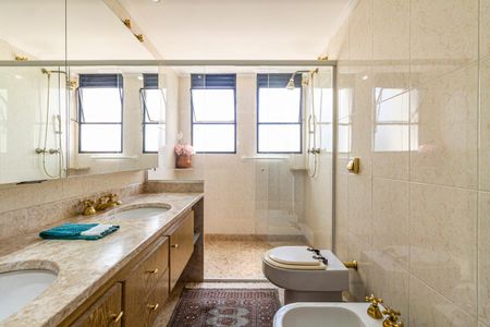 Apartamento à venda com 321m², 3 quartos e 4 vagasBanheiro da Suíte 1