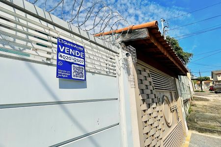 Casa à venda com 150m², 3 quartos e 2 vagas Casa à venda com 150m², 3 quartos e 2 vagasFachada e placa