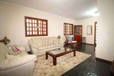 Casa à venda com 250m², 3 quartos e 2 vagas Casa à venda com 250m², 3 quartos e 2 vagasSala