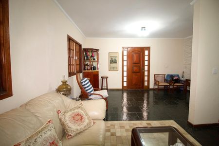 Casa à venda com 250m², 3 quartos e 2 vagas Casa à venda com 250m², 3 quartos e 2 vagasSala