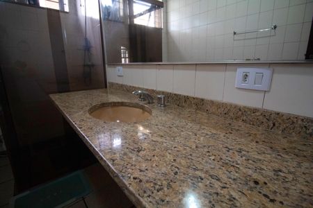 Casa à venda com 250m², 3 quartos e 2 vagas Casa à venda com 250m², 3 quartos e 2 vagasBanheiro