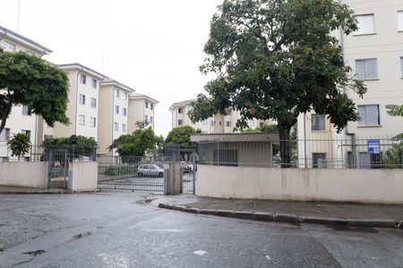 Apartamento à venda com 47m², 2 quartos e 1 vagaFachada do condomínio - Placa instalada na grade