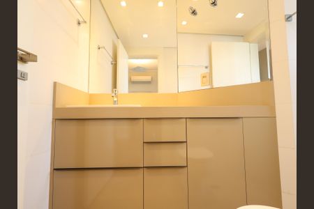 Apartamento à venda com 240m², 2 quartos e 3 vagasBanheiro da Suíte 1