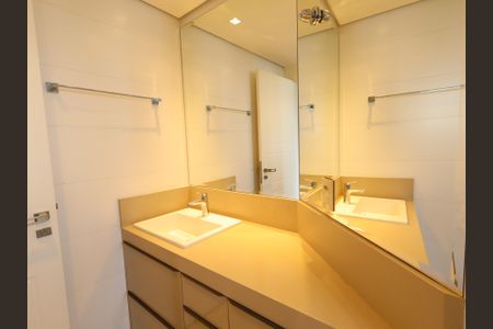Apartamento à venda com 240m², 2 quartos e 3 vagasBanheiro da Suíte 1