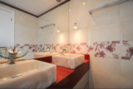 Apartamento à venda com 123m², 3 quartos e 2 vagas Apartamento à venda com 123m², 3 quartos e 2 vagasBanheiro da Suíte