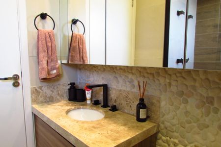 Apartamento à venda com 77m², 2 quartos e 2 vagasBanheiro da Suíte