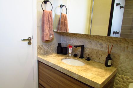 Apartamento à venda com 77m², 2 quartos e 2 vagasBanheiro da Suíte