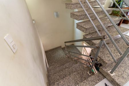 Casa à venda com 177m², 3 quartos e 6 vagasEscada