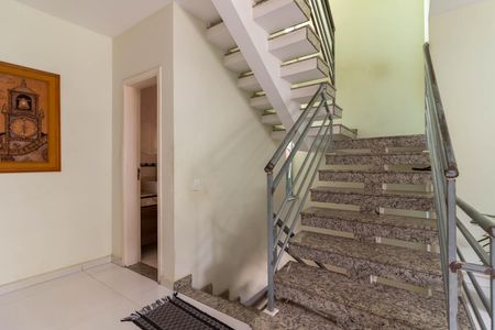 Casa à venda com 177m², 3 quartos e 6 vagasEscada