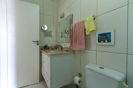 Casa à venda com 122m², 2 quartos e 3 vagas Casa à venda com 122m², 2 quartos e 3 vagasBanheiro da Suíte 1