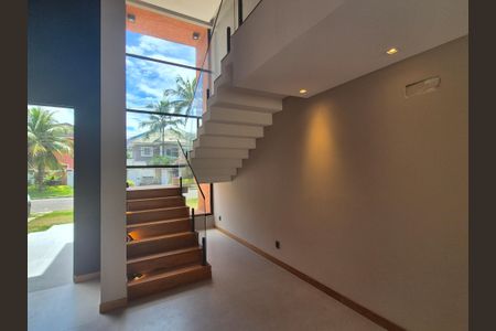 Casa de condomínio à venda com 400m², 4 quartos e 6 vagasEscada Sala