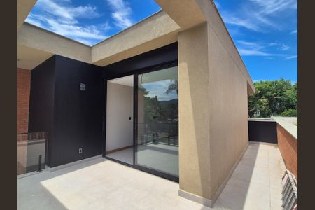 Casa de condomínio à venda com 400m², 4 quartos e 6 vagasSuíte 2 - varanda