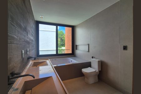 Casa de condomínio à venda com 400m², 4 quartos e 6 vagasBanheiro da Suíte 2