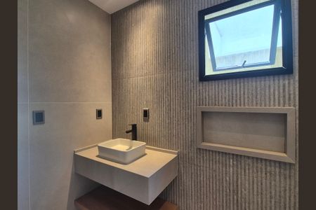 Casa de condomínio à venda com 400m², 4 quartos e 6 vagasBanheiro da Suíte 1