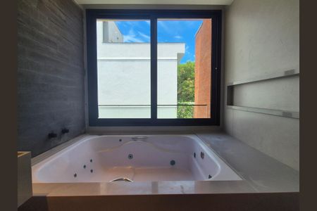 Casa de condomínio à venda com 400m², 4 quartos e 6 vagasBanheiro da Suíte 2