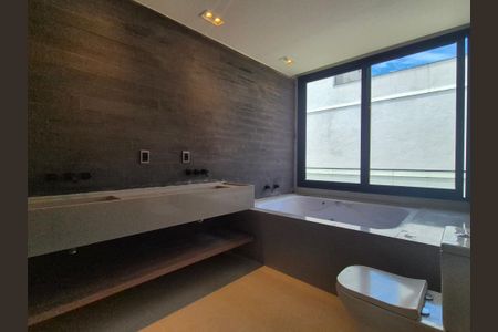Casa de condomínio à venda com 400m², 4 quartos e 6 vagasBanheiro da Suíte 2