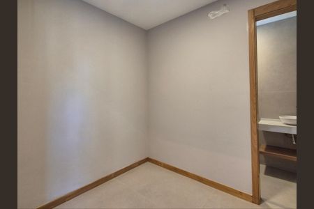 Casa de condomínio à venda com 400m², 4 quartos e 6 vagasQuarto de Serviço