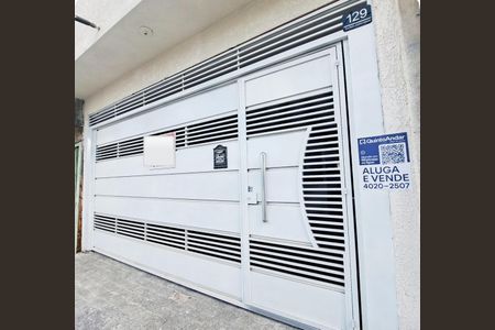 Casa à venda com 98m², 1 quarto e 2 vagas Casa à venda com 98m², 1 quarto e 2 vagasFachada