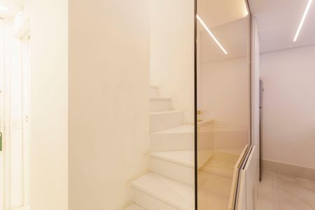 Apartamento à venda com 69m², 1 quarto e 1 vagaEscada