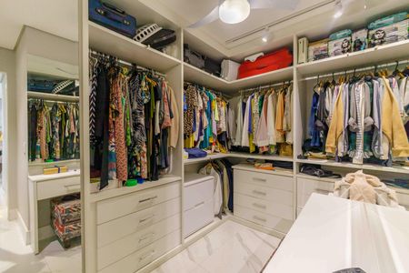 Apartamento à venda com 146m², 2 quartos e 2 vagas Apartamento à venda com 146m², 2 quartos e 2 vagasCloset da Suíte