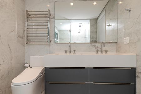 Apartamento à venda com 250m², 4 quartos e 4 vagas Apartamento à venda com 250m², 4 quartos e 4 vagasBanheiro da Suíte 1