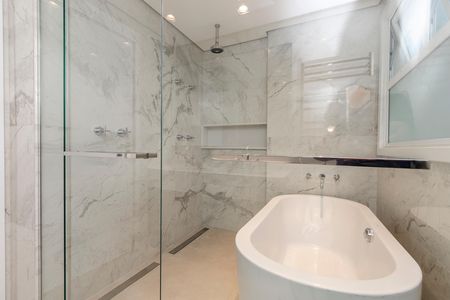 Apartamento à venda com 250m², 4 quartos e 4 vagas Apartamento à venda com 250m², 4 quartos e 4 vagasBanheiro da Suíte 1